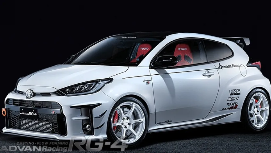 Advan RG-4 18x8 +44 5x114.3 Racing Vit & Svarvad Kant Fälg