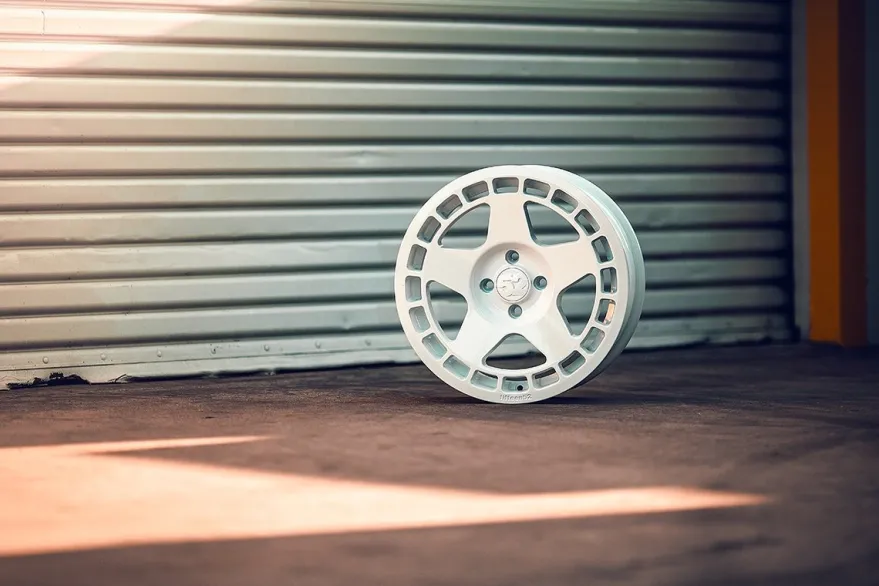 Fifteen52 Turbomac 18X8.5 ET30 5x114.3 Rally Vit 73.1 Fälg