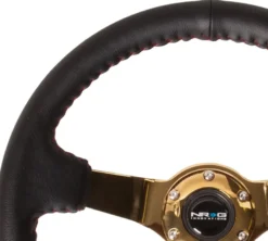 NRG Sportratt Läder med Guldigt Centrum / Röda Baseballsömmar 350mm (3'' Djup)